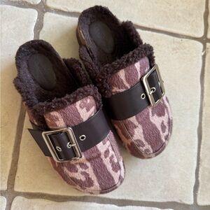 WeWoreWhat Pink and Brown Faux-Shearling Buckle Clogs